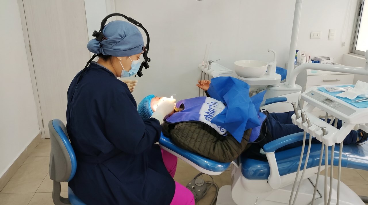 Odontóloga atendiendo a un paciente infantil